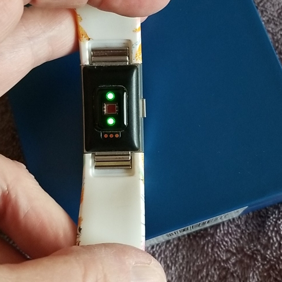 Fitbit Charge 2, Fantastic Shape! - Picture 5 of 8